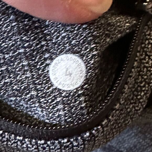 Like new Lululemon Speed Up High Rise HR size 4 pockets full length - Picture 6 of 7